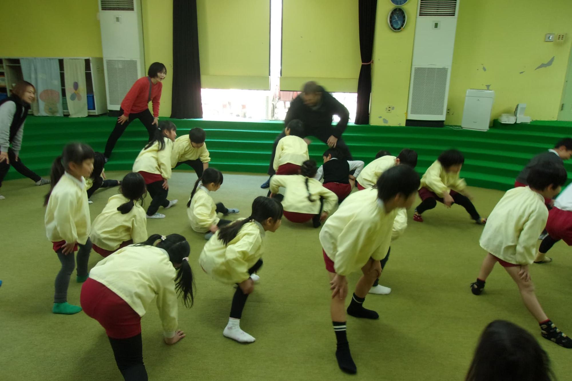 ストレッチをする園児たち