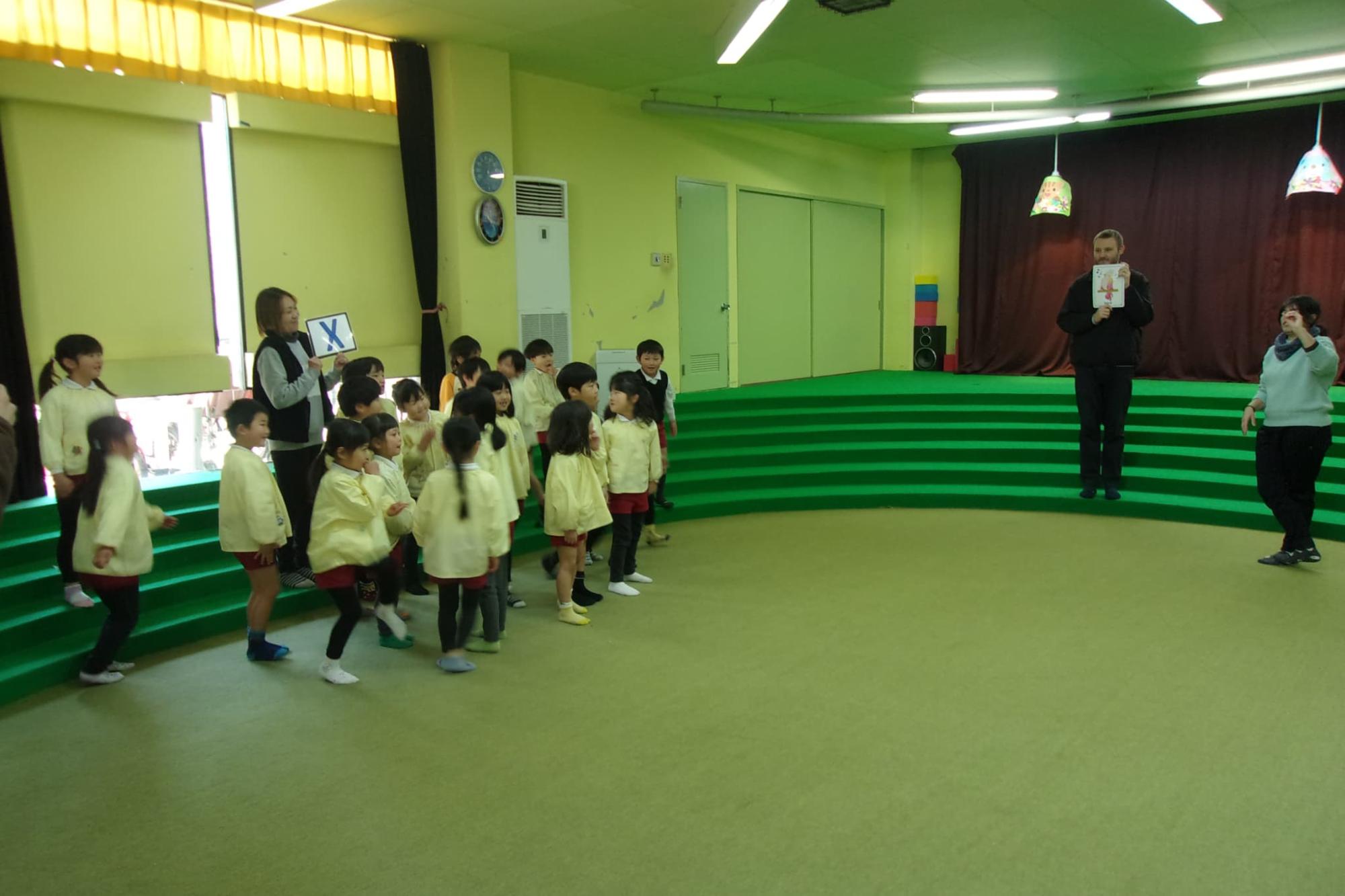 マルバツゲームをする園児たち