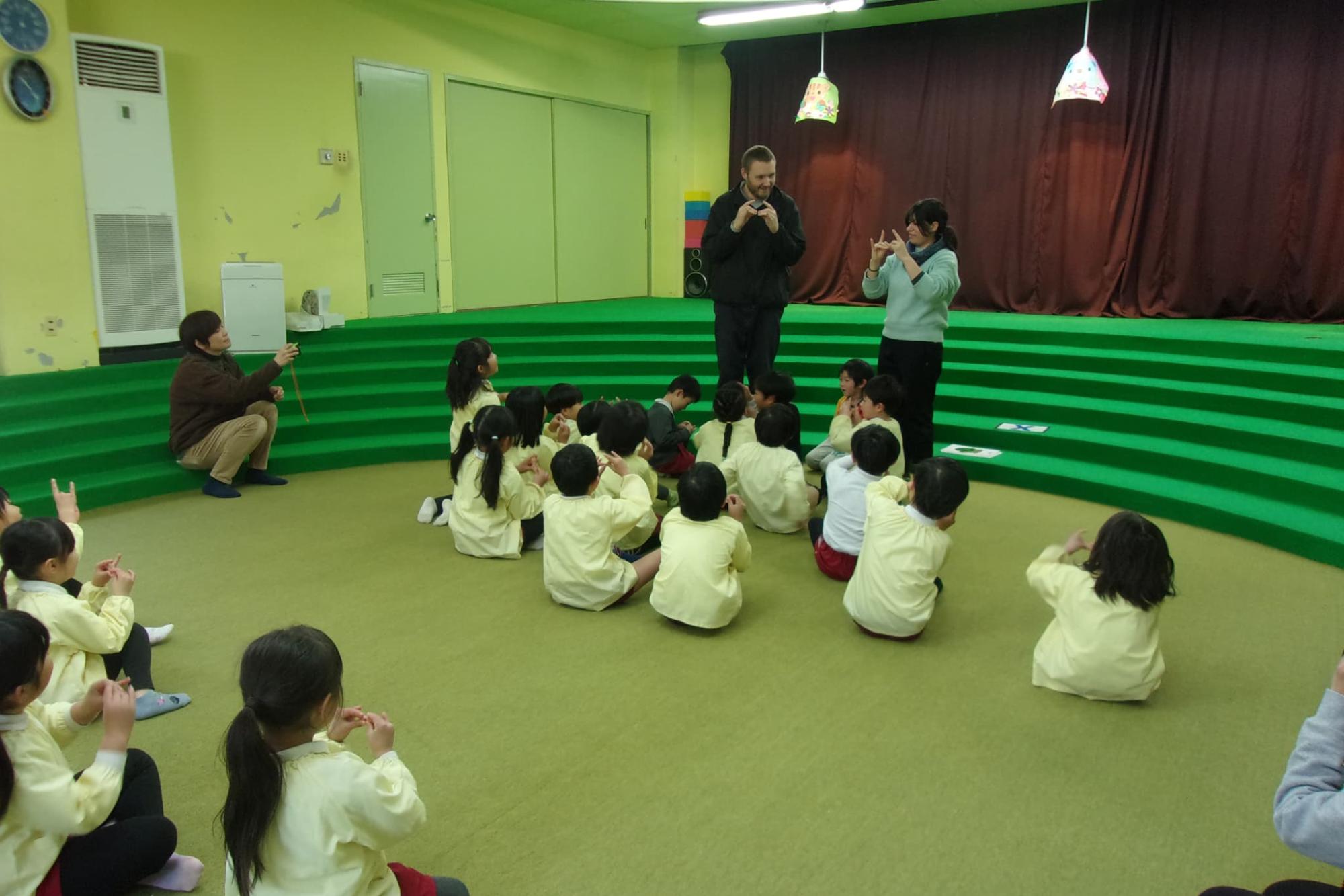 英語で手遊びをする園児たち