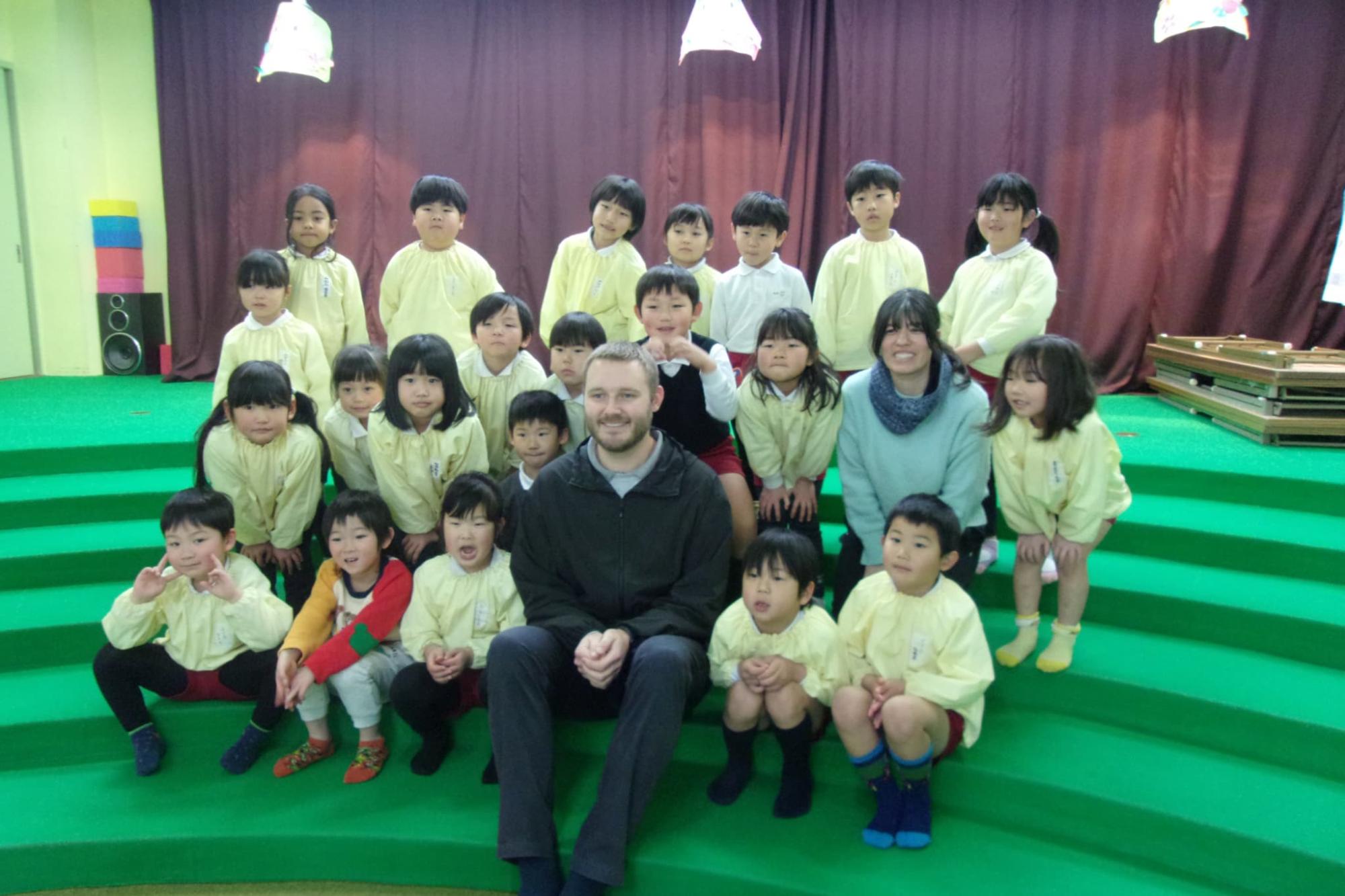 園児たちと集合写真