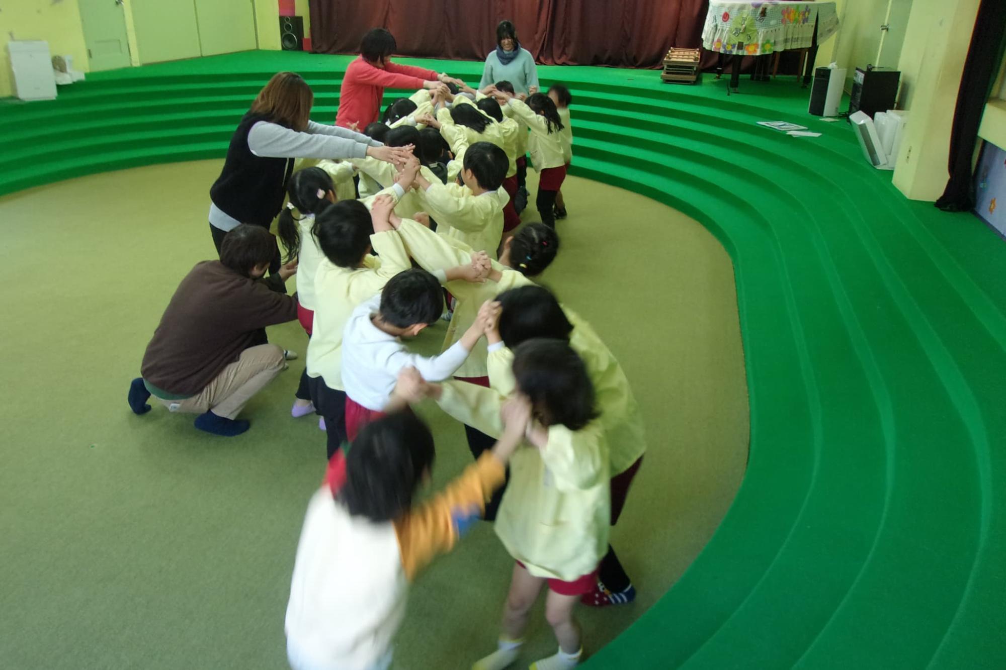 トンネルをつくる園児たち