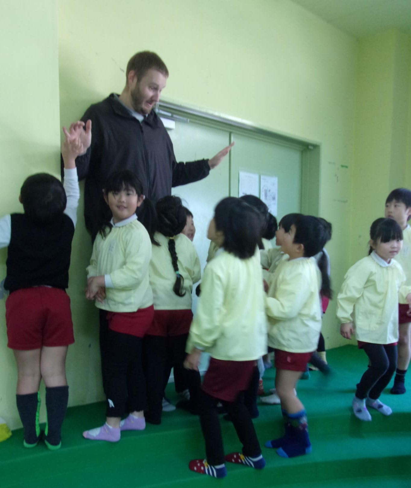 ベン先生に質問する園児たち