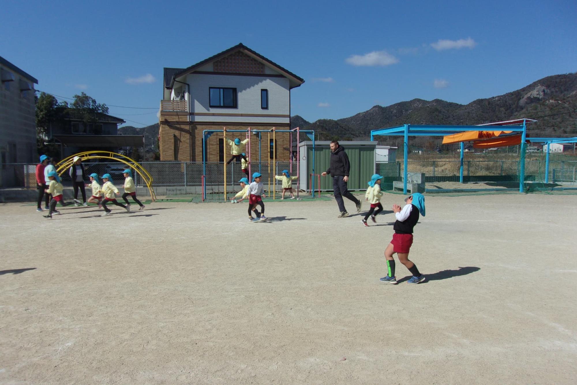 園児たちと鬼ごっこをするベン先生