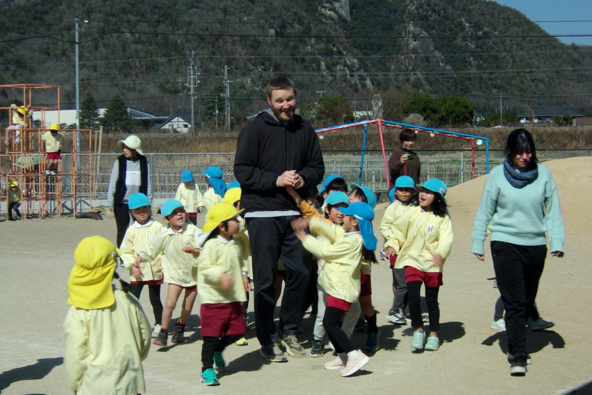 ベン先生と園児たち