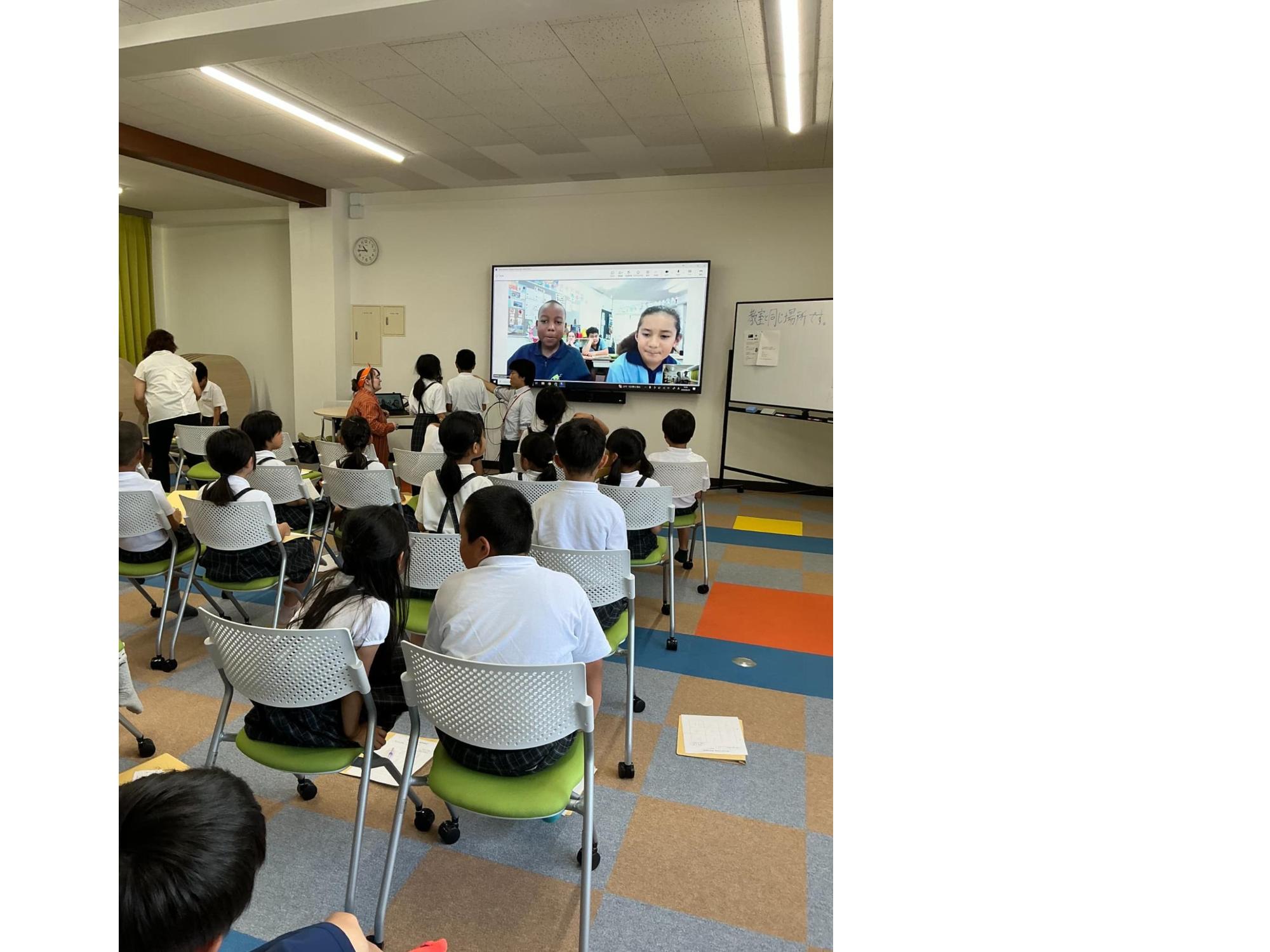 遠隔交流の順番待ちをする和気小学生