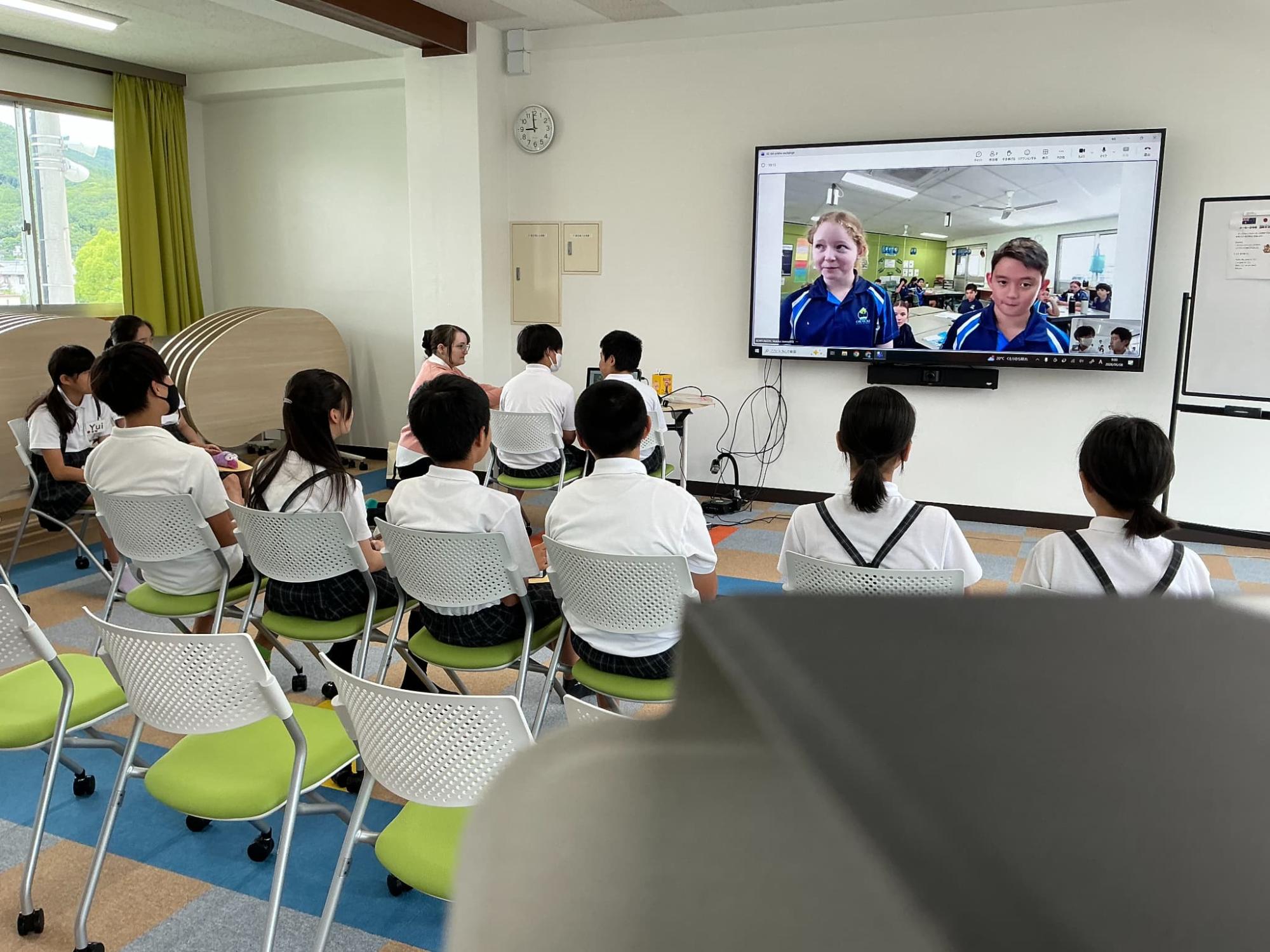遠隔交流をする和気小学校6年生