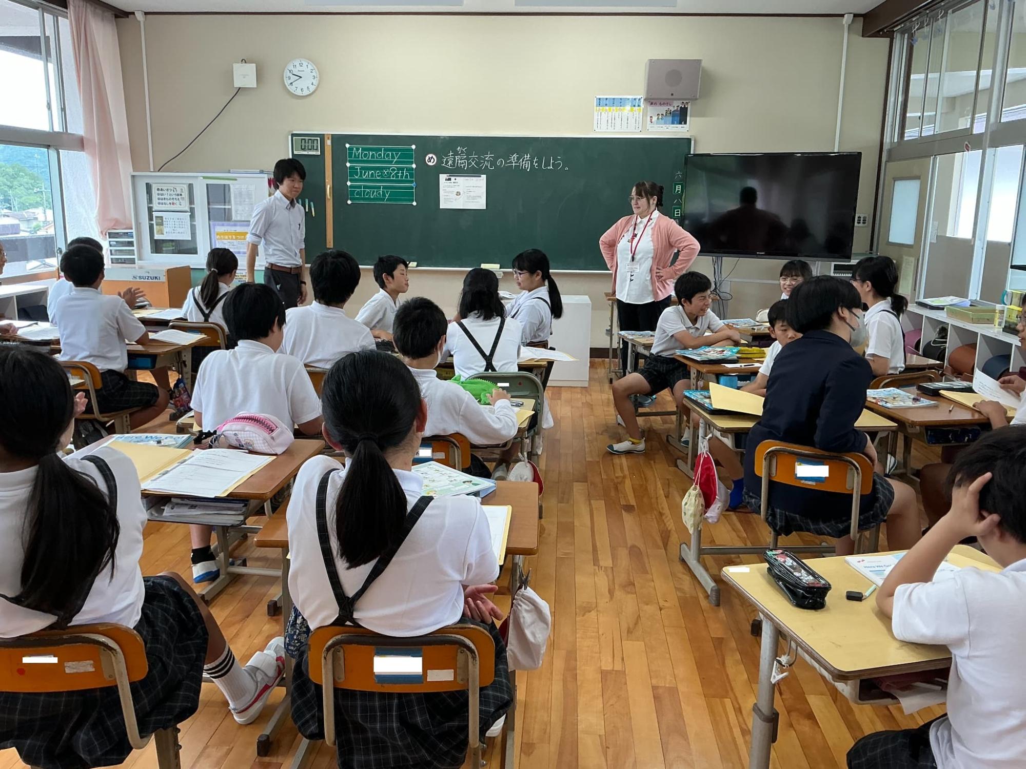 教室で遠隔交流の準備をする和気小学生