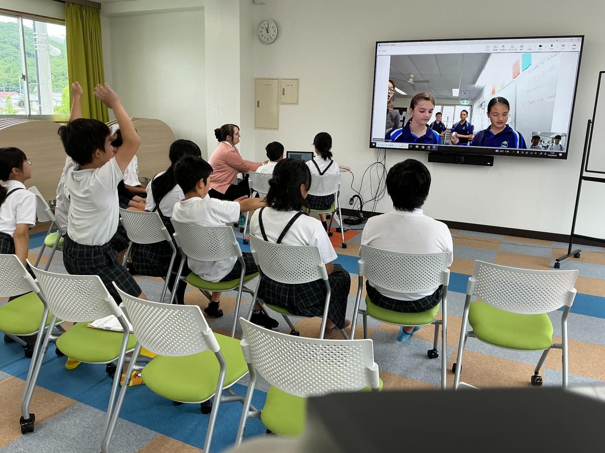 オーモー小学校の返答にリアクションする和気小学生