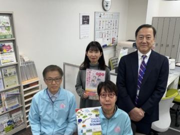 4名の担当者が並んでいる写真